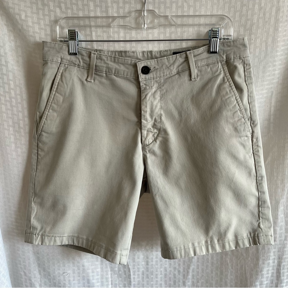 Adriano Goldschmied The Wanderer Flat Front 8” Inseam Chino Shorts Cream 32R.
